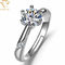 Pavimente la determinación de las mujeres de plata de Diamond Wedding Ring Engraving For