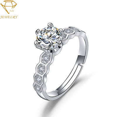 Pavimente la boda de diamantes Ring With Name Engraved de plata