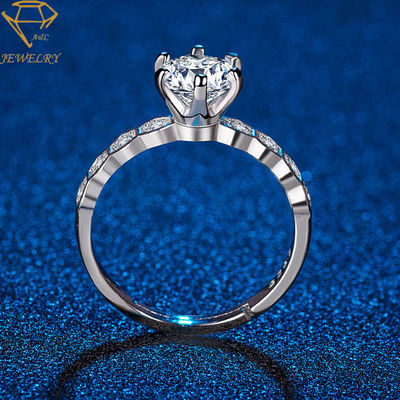 Pavimente la boda de diamantes Ring With Name Engraved de plata